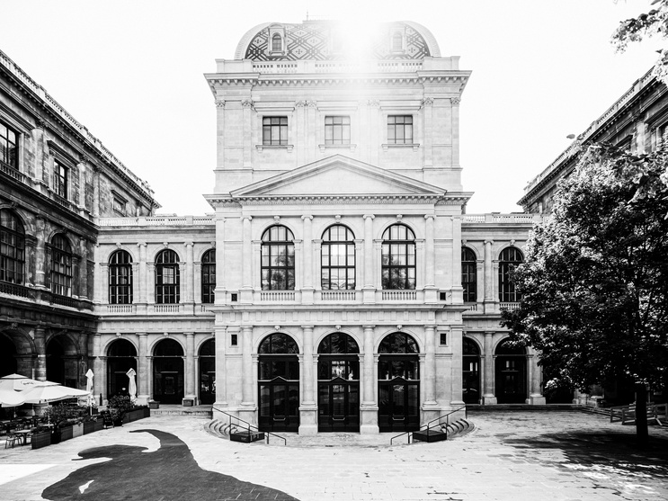 Arkadenhof des Hauptgebäudes