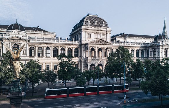 Hauptgebäude, Frontansicht