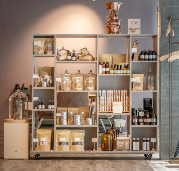 Verkaufssortiment der handgefertigten Naturkosmetik im Bliss Center