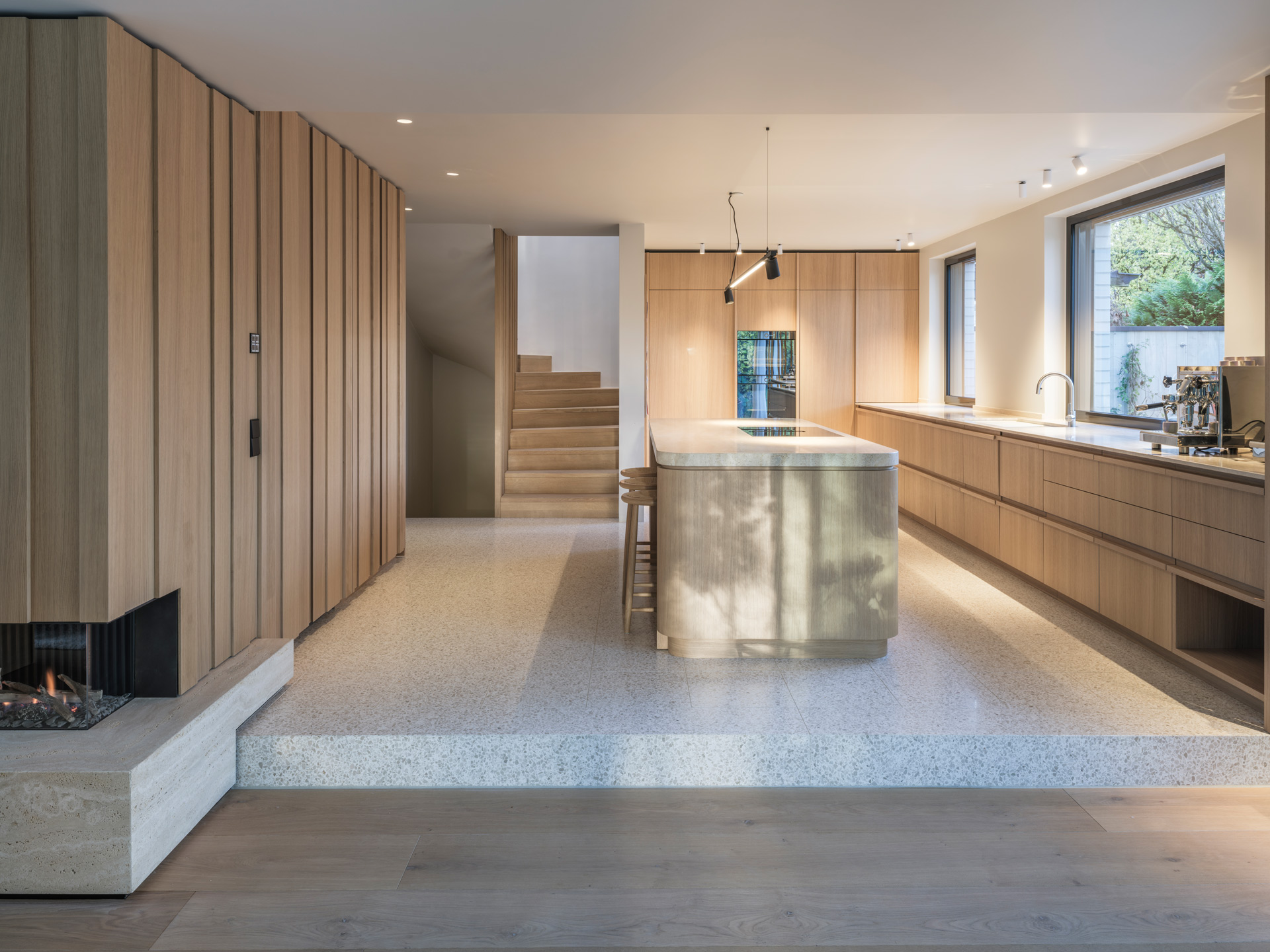 Einrichtungselement Light oak mit Travertin und Terrazzo
