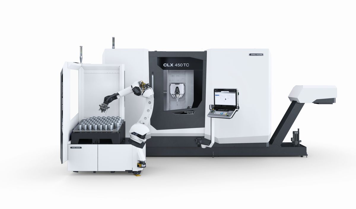 CNC-Maschine mit Roboterarm und Steuerungsmonitor
