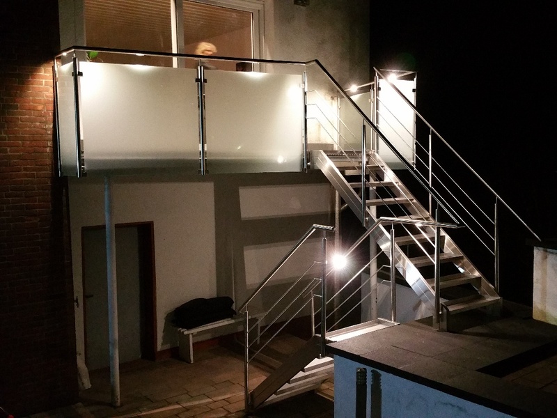 Beleuchtetes Geländer, Nacht-Ansicht