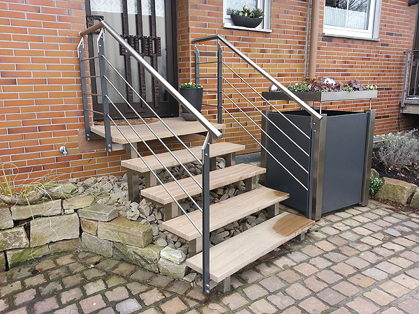 Treppe mit Edelstahlgeländer