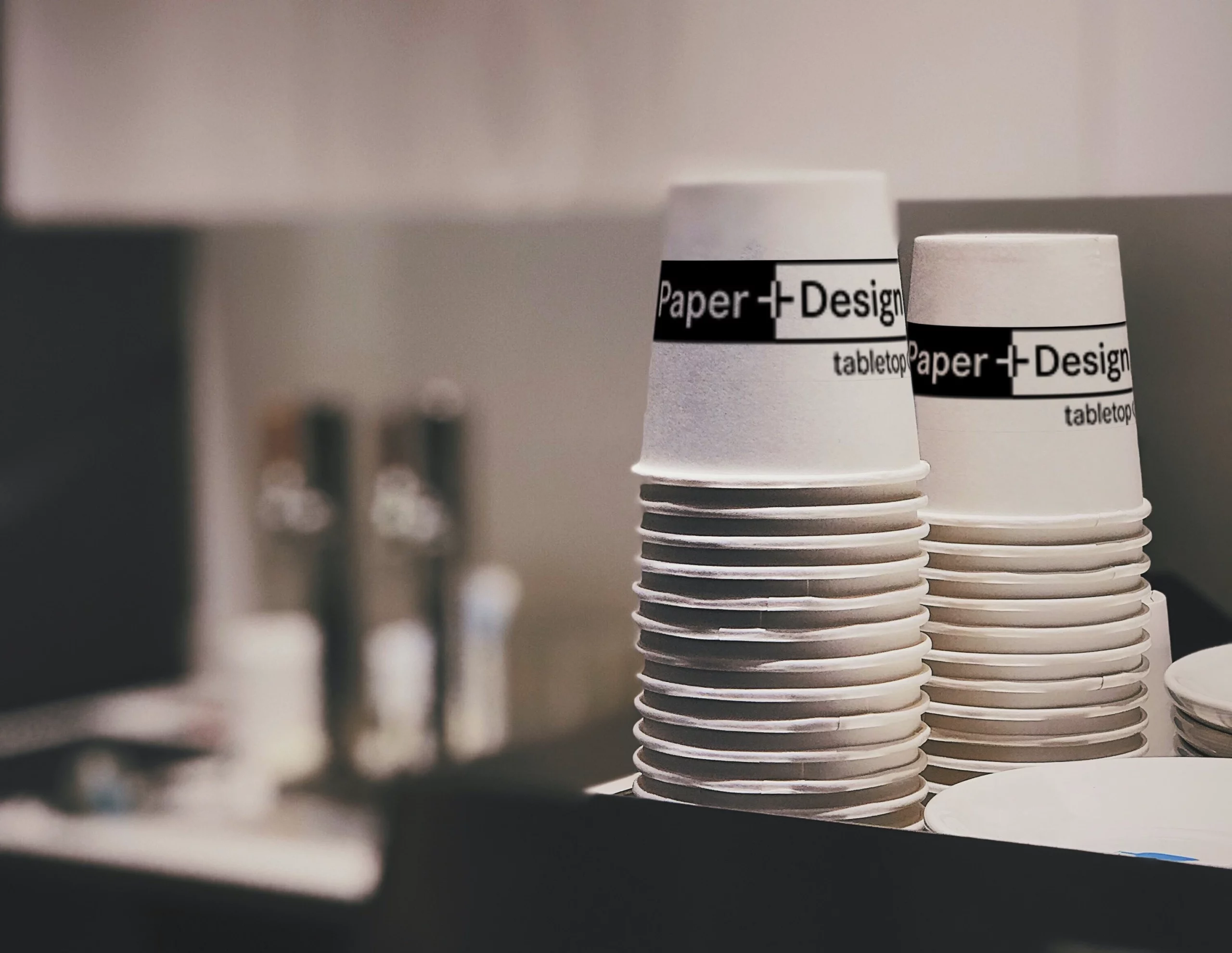 Produktmarke Paper+Design – Tischartikel aus Papier (Kopfbild der Produktseite)