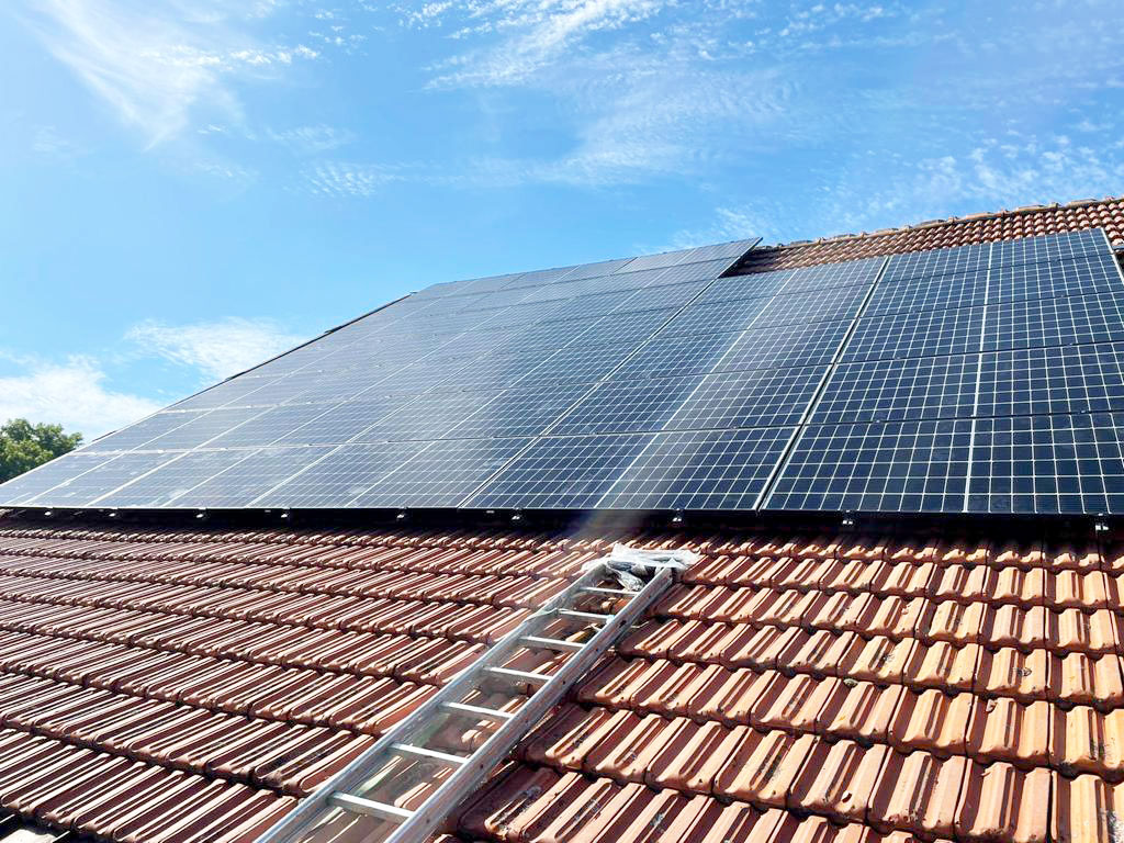 Montage und Inbetriebnahme einer 24-kW-PV-Anlage mit 15-kWh-Speicher