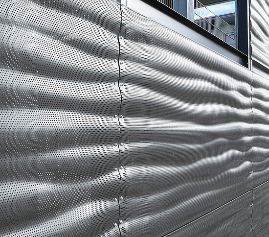 Fassade aus Lochblech, Detailaufnahme
