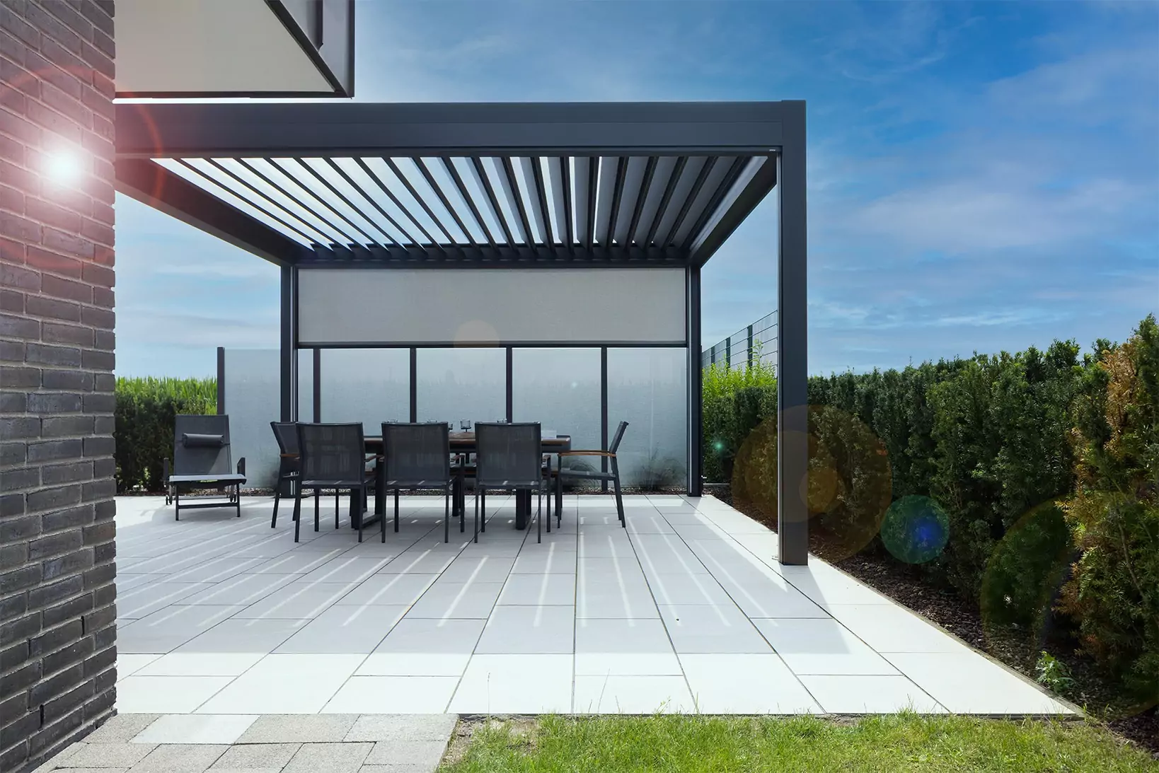 Lamellendach auf einer Neubau-Terrasse, Westansicht