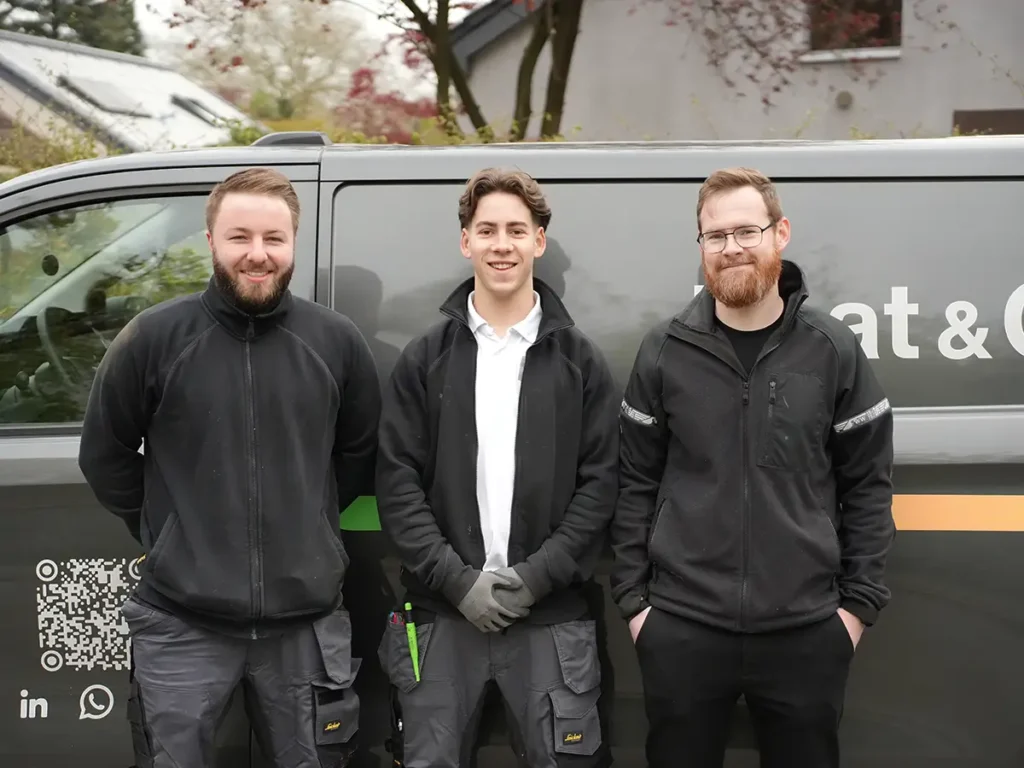 Team vor Firmenfahrzeug
