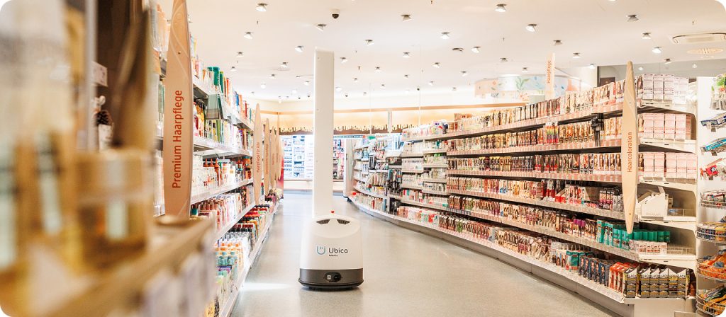 Scanroboter im Regalgang