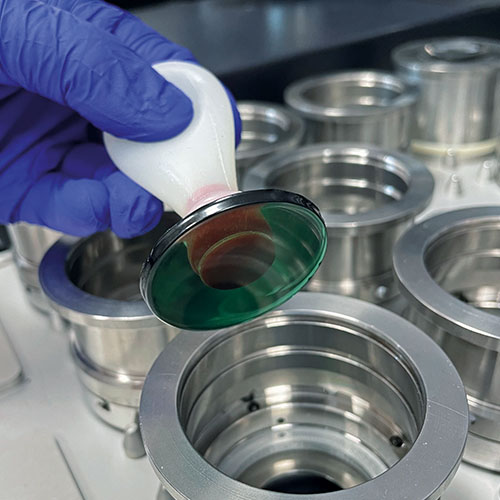 Glasperle im XRF-Spektrometer