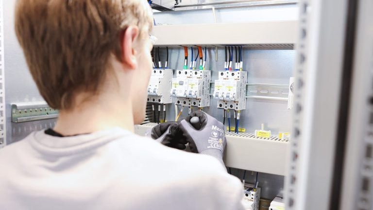 Elektromontage und Inbetriebnahme