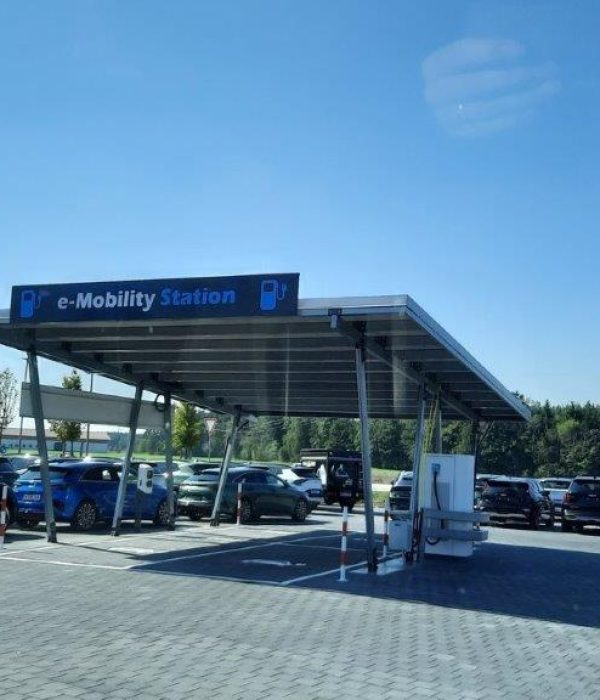 Solar-Carport mit Glas-Glas-Modulen