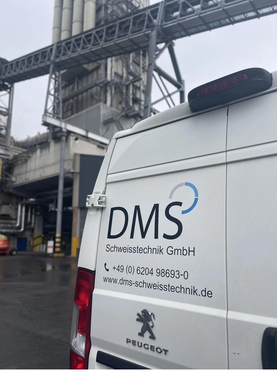 DMS Servicefahrzeug vor einer Industrieanlage