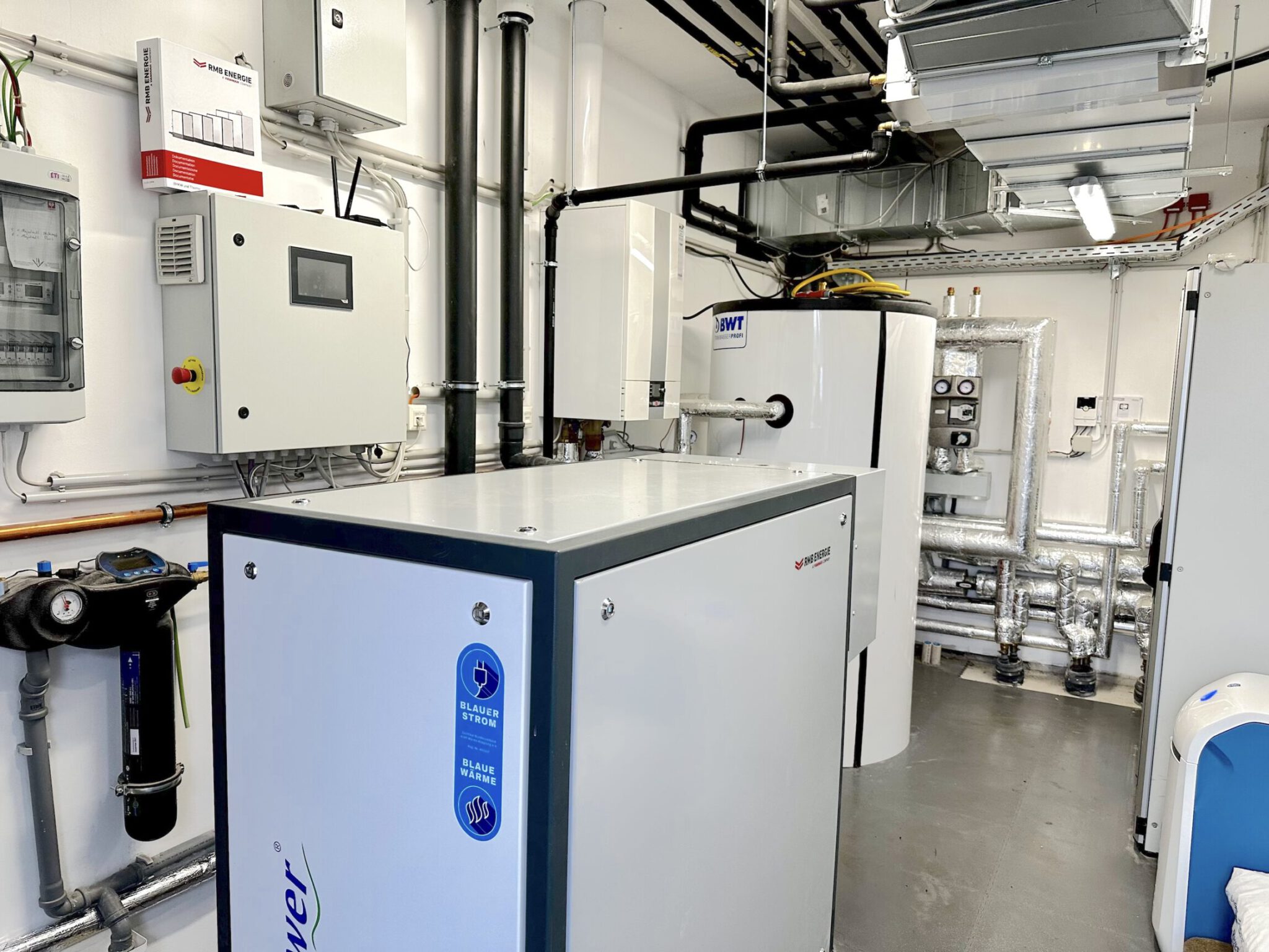 Energiezentrale mit BHKW, PV und Batteriespeicher