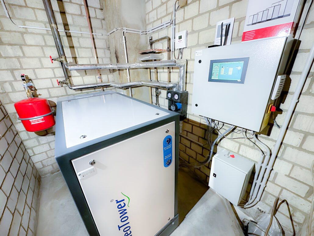 Maschinen-Fertigungshalle, versorgt von einem 11-kW-BHKW