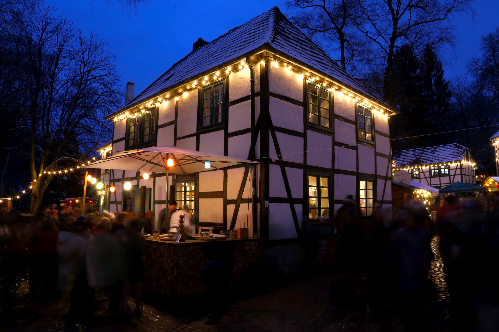 Sitzbänke in Stahl und Leder