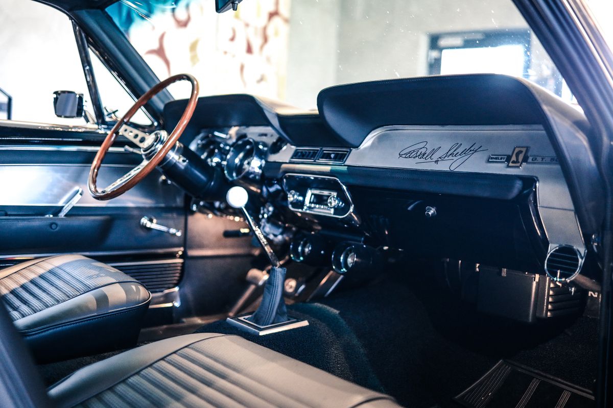 Fahrzeug im V8 Werk