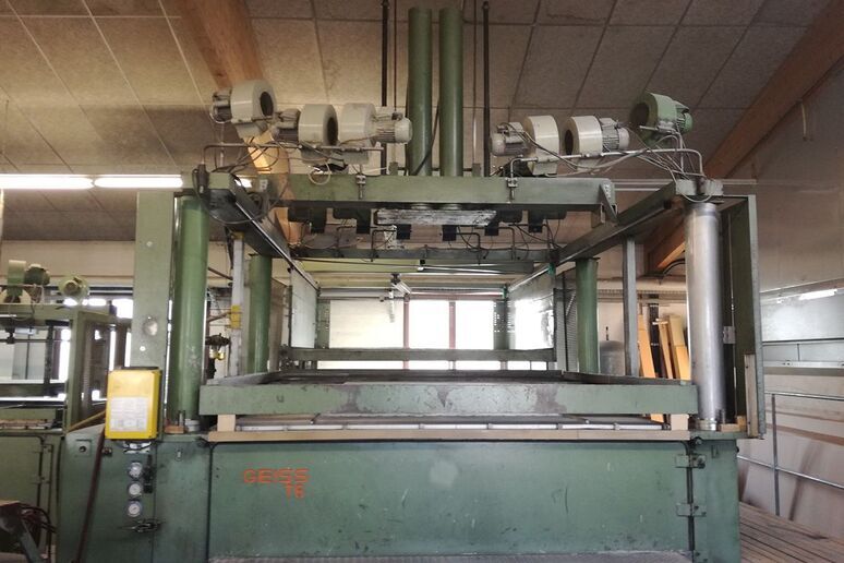 Tiefziehmaschine für Bauteile bis 2450 x 2450 x 900 mm