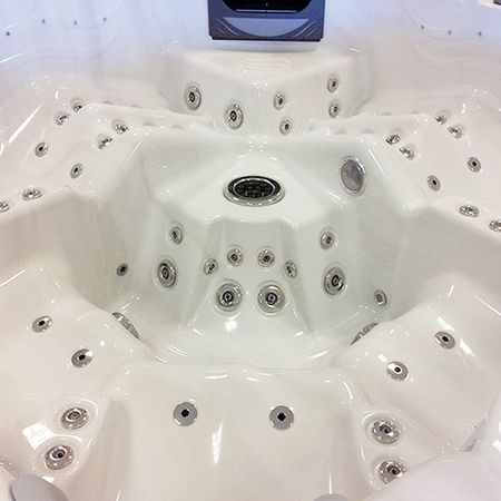 Außenwhirlpool mit Massagedüsen