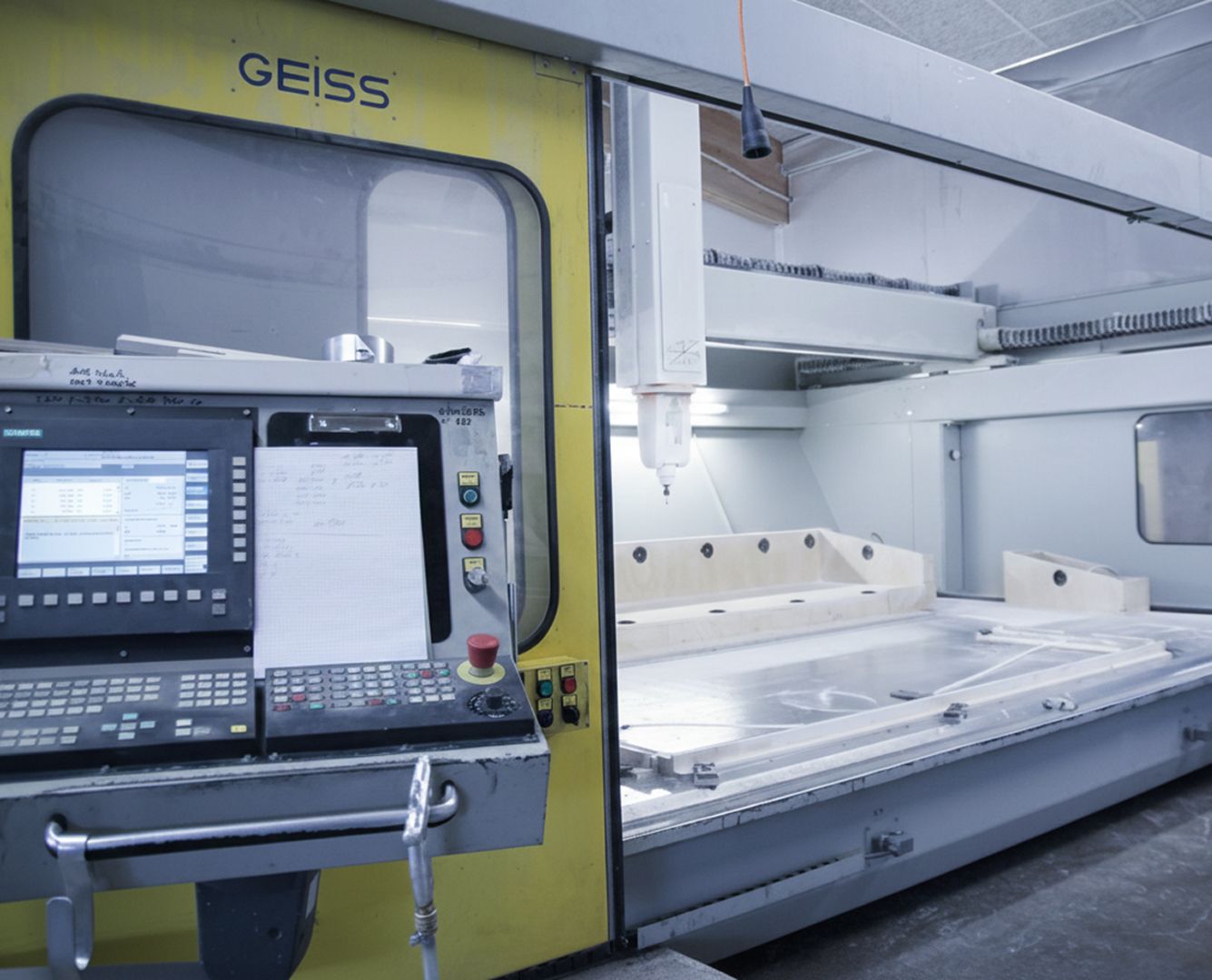 CNC-Fräsmaschine mit großem Bearbeitungstisch