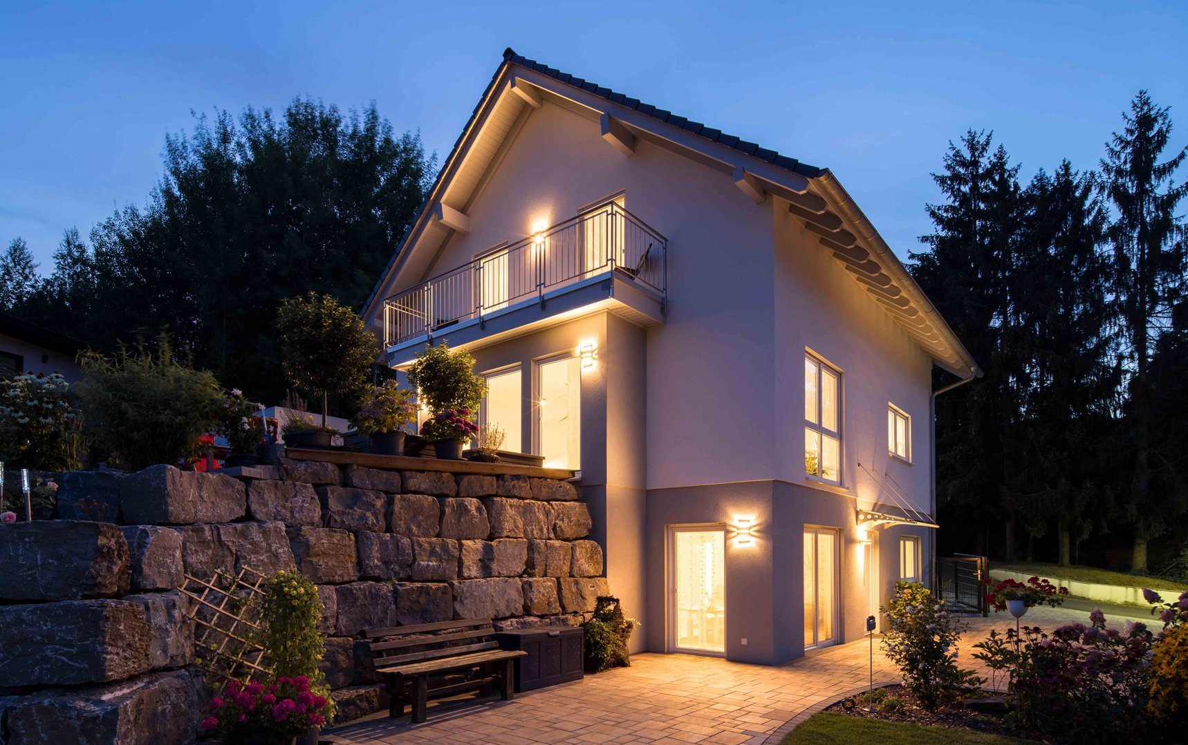 Terrassiertes Wohnhaus mit Fertigkeller in Hanglage