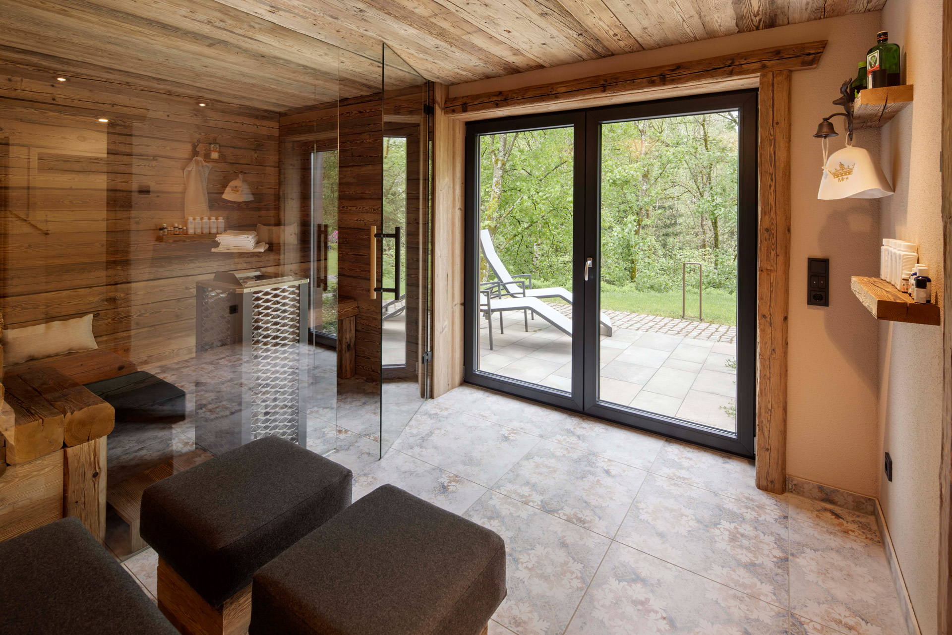 Wellnessbereich mit Sauna im Fertigkeller