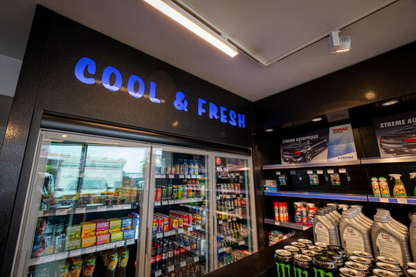 Shop with refrigerated shelf