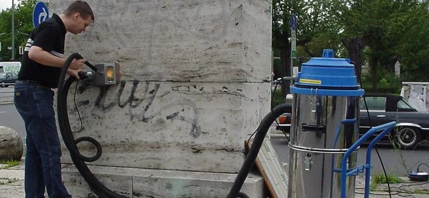 Graffitientfernung an denkmalgeschützten Objekten