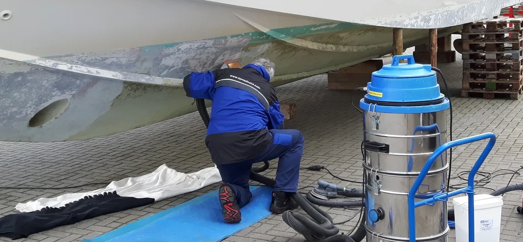 Bootsreinigung ohne Hochdruck, Wasser und Chemie