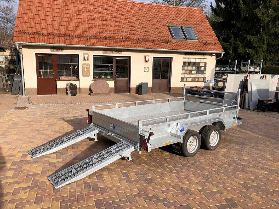 Baumaschinenanhänger zum Grabsteintransport