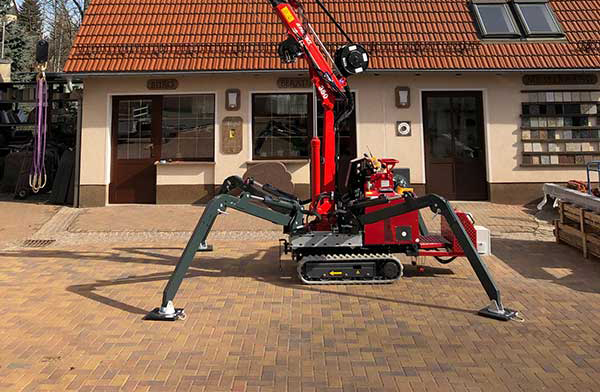 Setzen eines Grabsteins mit dem Mini-Kran