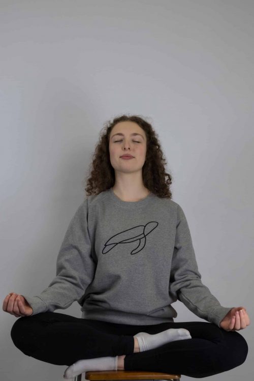 Model mit Pullover