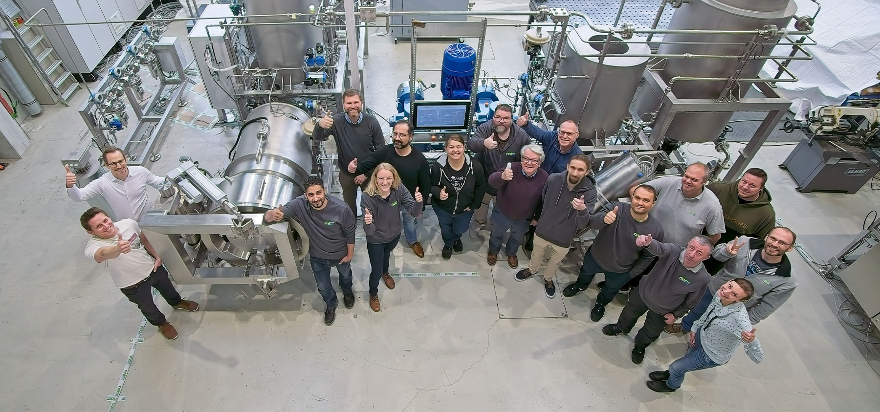 NATEX-Team vor einer pharmazeutischen Extraktionsanlage
