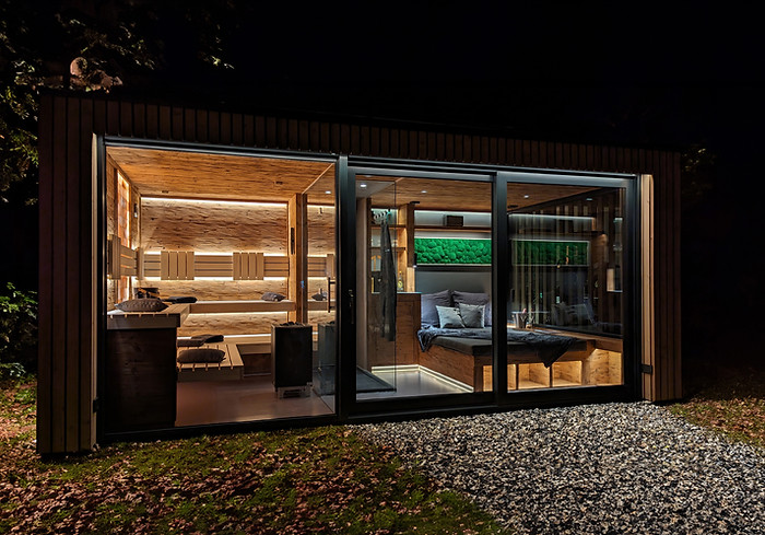 Außensauna #Vitis mit Ganzglas-Fassade und Dusche