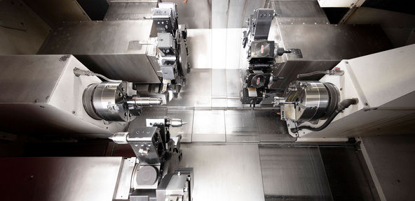 Innenraum einer CNC-Drehmaschine mit drei Revolvern