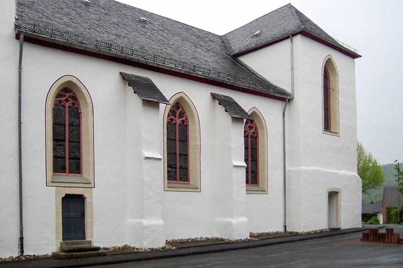 Kirche mit Mineralfarben