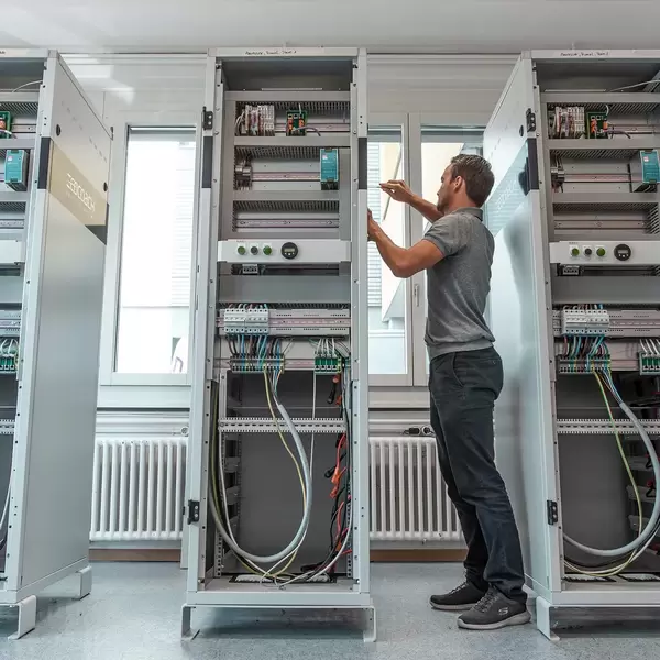Stationärer Batteriespeicher ecoBatterySystem