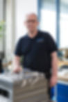 Mitarbeiter im Werkzeugbau an einem Metallwerkstück