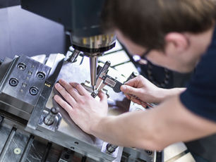 Messung eines Bauteils an der CNC-Fräse