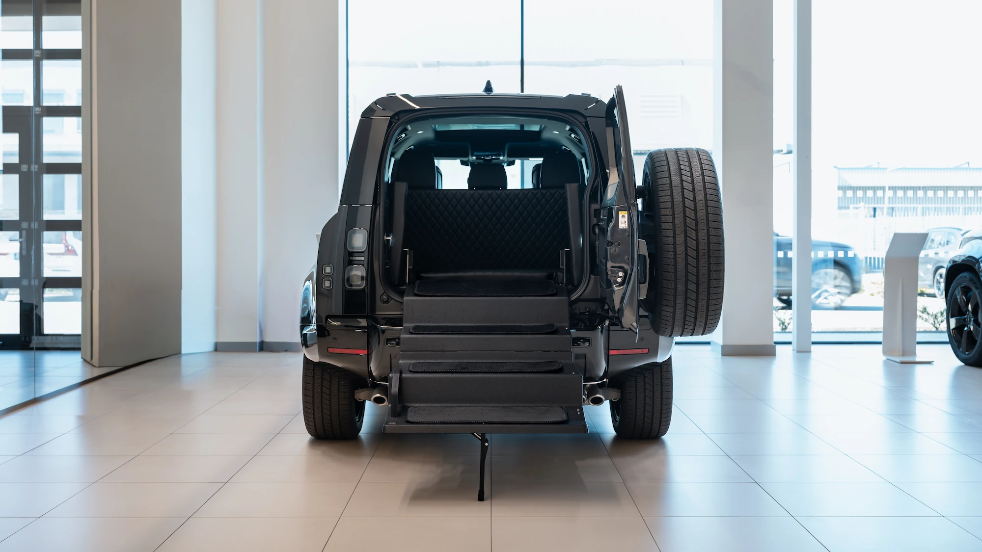 Defender-Setup mit 86-cm-Trittstufen und Kissen