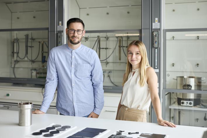 Mitarbeitende am Arbeitstisch mit Produkten