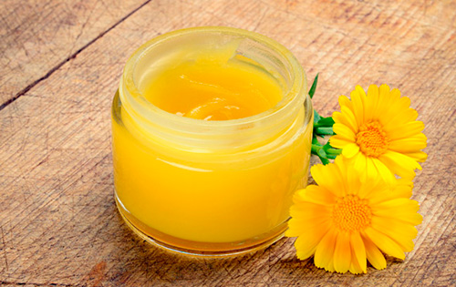 Cremes und Salben im Sortiment