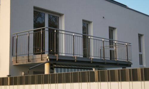 Balkongeländer mit beschichteten Füllstäben
