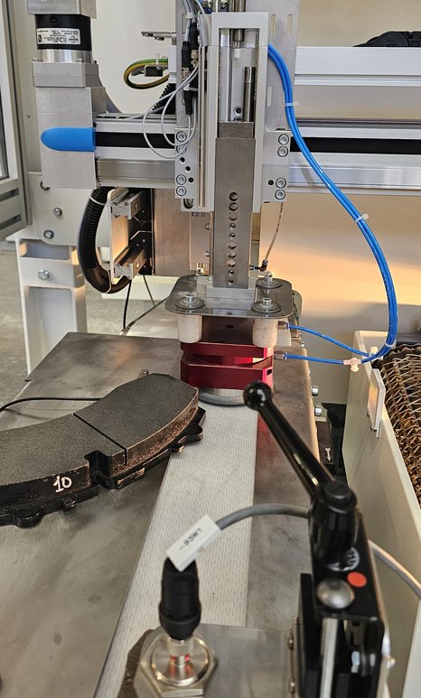 Handling mit Bremsbelag