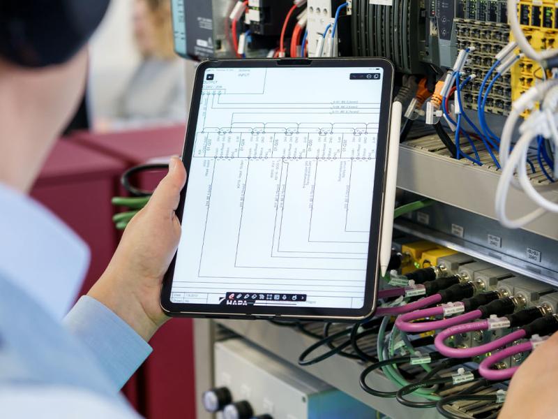 Entwicklungsingenieur bei der Arbeit an einem Drucksystem
