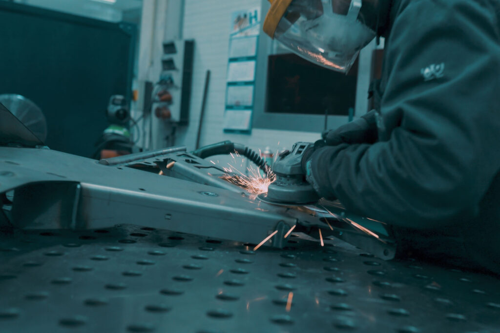 Schleifen eines Metallbauteils