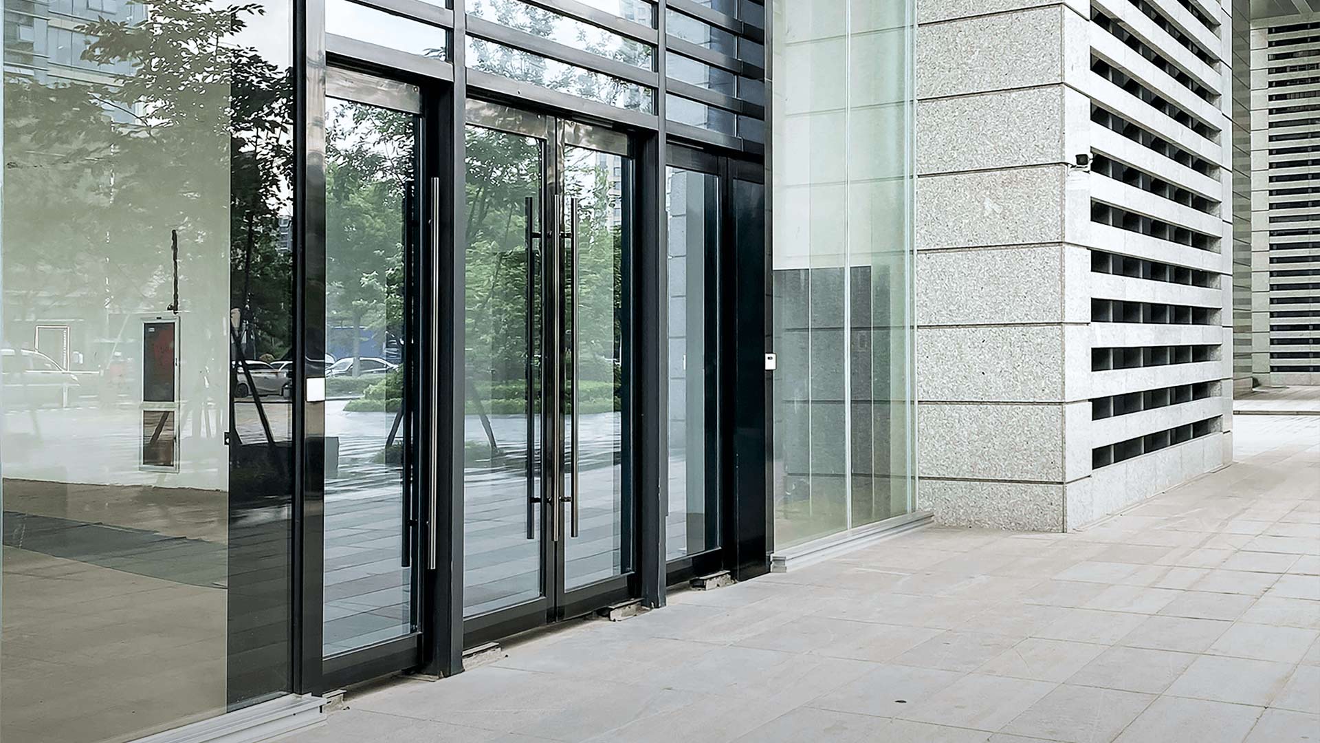 Glastür mit verbauten Brandschutzmaterialien