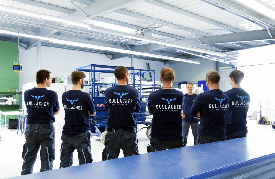 Elektroniker:in bei der Arbeit
