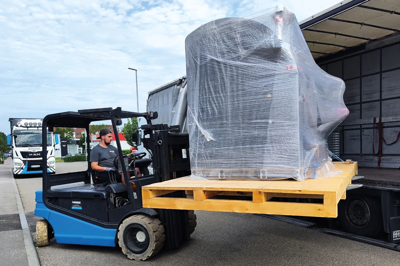 Verlagerung einer Maschine vom LKW