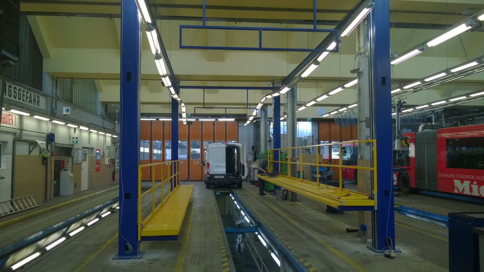 Elektrisch höhenverstellbar mit elektrischem Ausschub